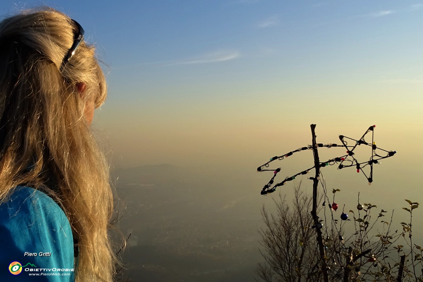 85 Stella e albero di Natale sul Monte Ubione.JPG